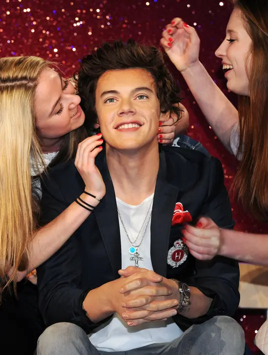 Hanya dengan melihat dan menyentuh patung lilin Harry Styles saja sudah membuat para penggemar wanita histeris. (Bintang/EPA)