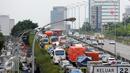 Suasana arus lalu lintas di ruas tol dalam kota menuju tol Jagorawi dan Cikampek padat merayap, Jakarta, Kamis (24/12). Jelang malam Natal dan Tahun Baru masyarakat memanfaatkan dan merayakannya di kampung halaman. (Liputan6.com/Helmi Afandi)