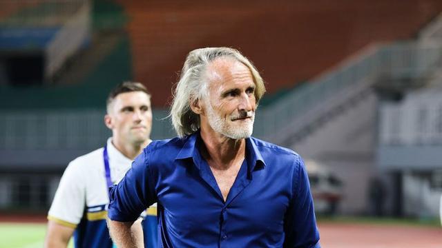 Jan Olde Riekerink ketika melatih Dewa United pada laga BRI Liga 1 2024/2025