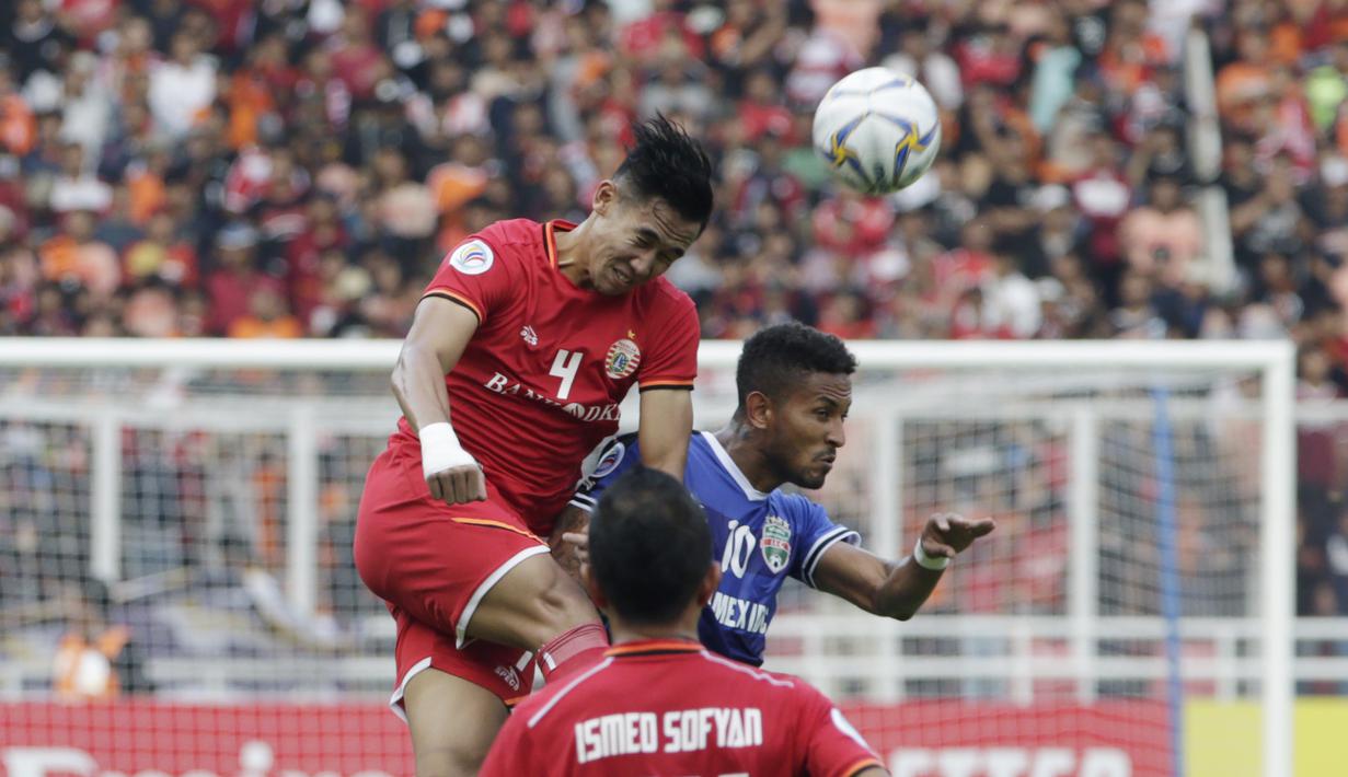 Bek Persija Jakarta, Ryuji Utomo, menyundul bola saat melawan Becamex Binh Duong pada laga Piala AFC di SUGBK, Jakarta, Selasa (26/2). Kedua klub bermain imbang 0-0. (Bola.com/M. Iqbal Ichsan)