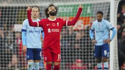 Pemain Liverpool, Mohamed Salah, melakukan selebrasi setelah mencetak gol ke gawang Brentford pada laga pekan ke-12 Liga Inggris 2023/2024 di Stadion Anfield, Minggu (12/11/2023). The Reds menang tiga gol tanpa balas. (AP Photo/Jon Super)