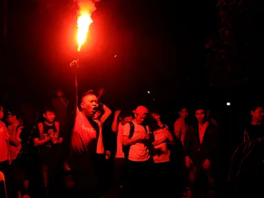 Salah satu suporter ‘’The Reds’ menyalakan flare saat acara nonton bareng Liputan6.com laga Liverpool kontra Manchester United bersama Big Reds reg Bekasi di Alibaba Futsal, Bekasi, Minggu (22/3/2015). (Liputan6.com/Helmi Fithriansyah)