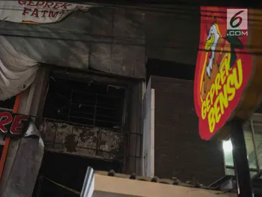 Kondisi Restoran Geprek Bensu pasca kebakaran di Jalan Fatmawati, Jakarta Selatan, Rabu (31/1/2019). Kebakaran yang terjadi sekitar pukul 14.21 tersebut diduga berasal dari kebocoran tabung gas di dapur. (Liputan6.com/Faizal Fanani)