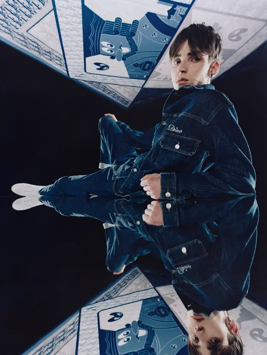 Tak hanya syal, koleksi ini juga emncakup celana pendek dan kemeja. Desain yang diangkat mengusung warna biru vibrant yang meningkatkan esensi dari jaket hitam.