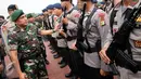 Pangkostrad, Letjen TNI Edy Rahmayadi mengecek kesiapan personel Brimob saat apel Komando Gabungan Operasi Pengamanan VVIP di Jakarta, Selasa (28/2). 12.000 personel gabungan disiagakan dalam operasi tersebut. (Liputan6.com/Helmi Fithriansyah)