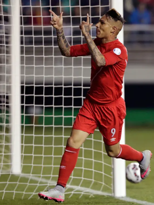 Penyerang Peru, Paolo Guerrero melakukan selebrasi usai mencetak gol ke gawang Bolivia saat Copa Amerika 2015 di Estadio Municipal Bicentenario, Chile, (25/6/2015). Peru melaju ke semifinal usai mengalahkan Bolivia 3-1. (REUTERS/Jorge Adorno)