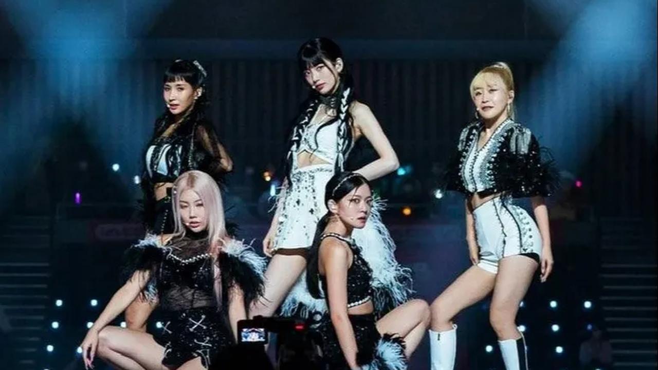 Dalam drama ini, Suzy beradu akting dengan Yang Se-jong, menghidupkan kisah romantis antara mahasiswa tahun pertama dan mantan bintang K-pop yang bertemu di rumah kos.&nbsp;