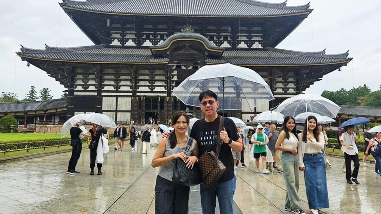 Puspa Dewi kini dikenal sebagai influencer, selebgram, dan pebisnis kecantikan, sehingga tidak mengherankan jika ia memiliki kekayaan yang melimpah dan bisa liburan ke luar negeri.<br>