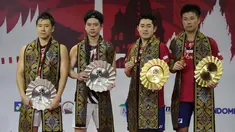 Pasangan ganda putra Indonesia Kevin Sanjaya/Marcus Gideon harus puas menjadi runner up BWF World Tour Finals 2021 setelah kalah dari Takuro Hoki/Yugo Kobayashi. (AP Photo/Dita Alangkara)