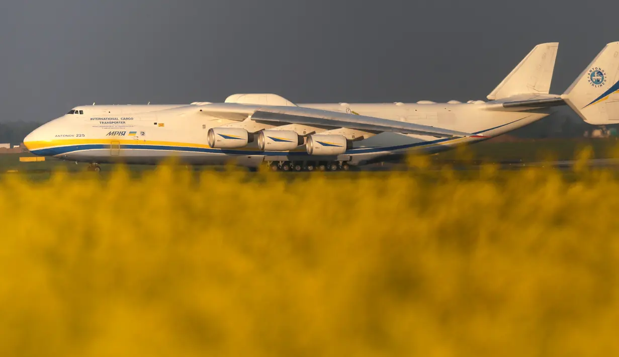 Pesawat Antonov An-225 Mriya berjalan di landasan Vaclav Havel Airport di Praha, Republik Ceko, Kamis (12/5). Pesawat kargo terbesar di dunia ini tengah melakukan penerbangan komersial pertama dari Praha ke Perth, Australia. (REUTERS/David W Cerny)