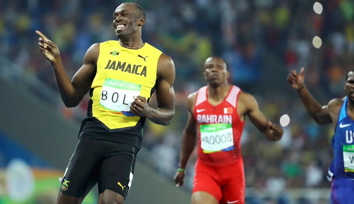 Usain Bolt tertawa usai berada di garis finish pada semifinal lari 200 meter pria di Rio de Janeiro, Brasil (17/8). Usain Bolt meraih medali emas kedua di lari 200 meter pria. (REUTERS/Fabrizio Bensch)