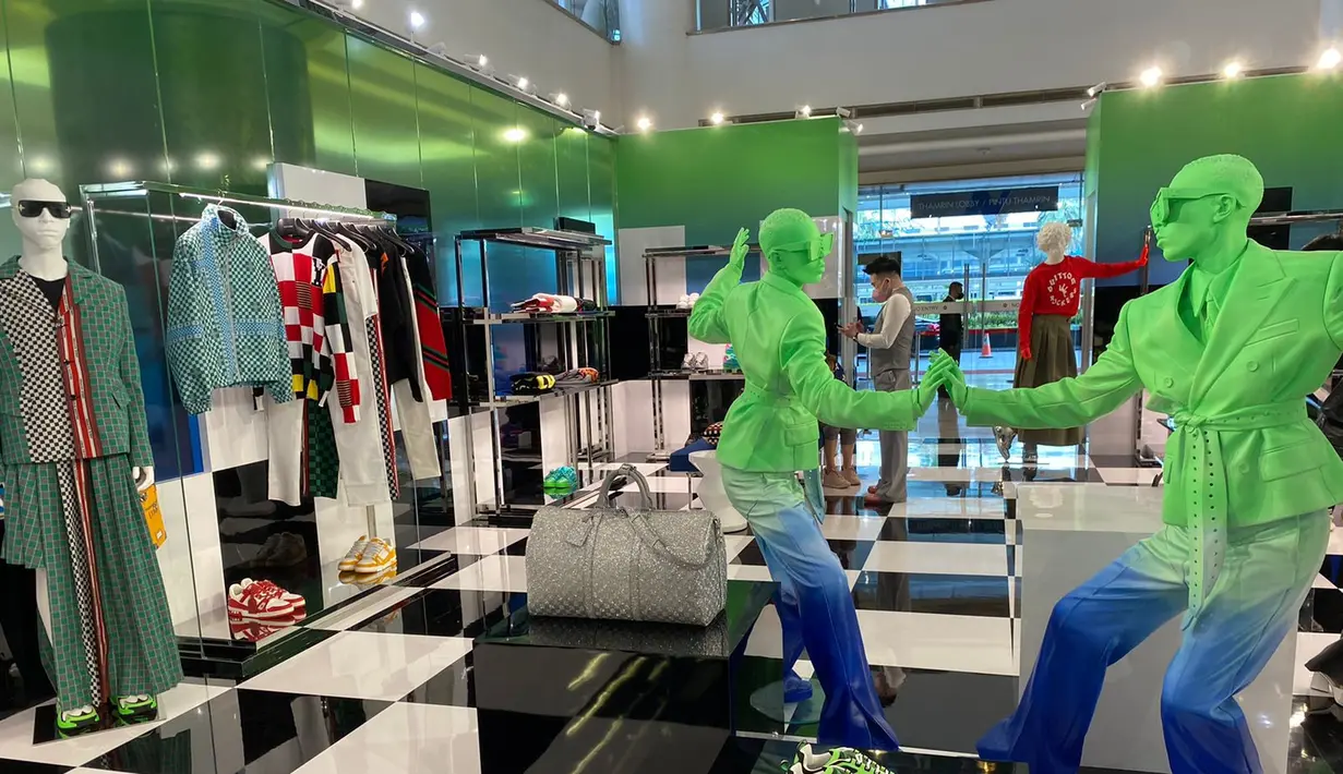 Ini adalah rangkaian koleksi menarik penuh warna dari Koleksi Musim Semi dan Musim Panas untuk Pria dari mendiang direktur artistik Louis Vuitton, Virgil Abloh. Foto: Fimela.com - Adinda Tri Wardhani.