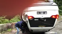 Diduga sopir mengantuk, satu mobil Mitsubishi Pajero Sport mengalami kecelakaan tunggal di Jalan Lintas Pematang Siantar-Parapat, Sumatera Utara. (Liputan6.com/Reza Efendi)