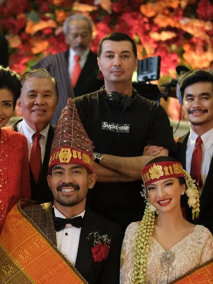 6 Potret Pernikahan Robby Purba dan Raline Shah di Film Catatan Harian Menantu Sinting, Menawan Pakai Busana Pengantin Batak