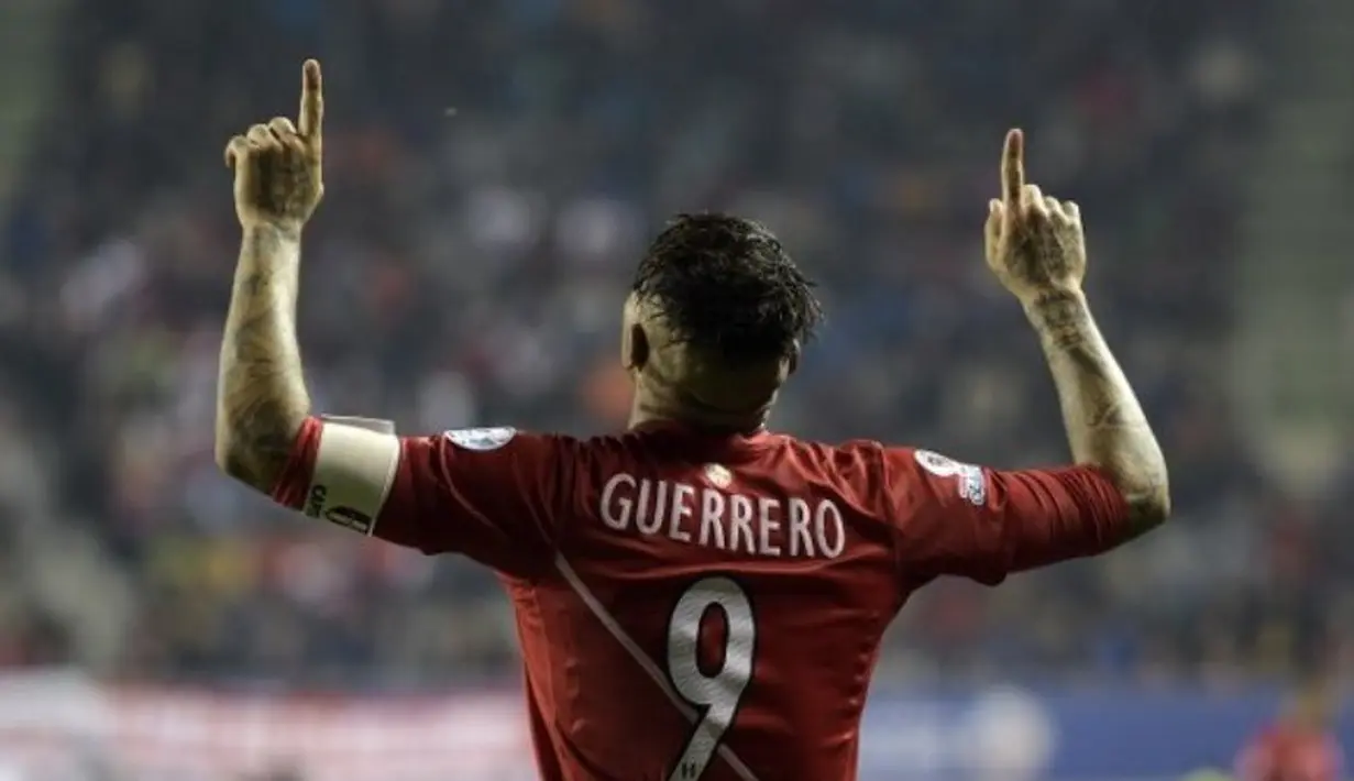 Striker Peru, Jose Paolo Guerrero, merayakan gol yang dicetaknya ke gawang Bolivia dalam perempatfinal Copa America 2015 di Stadion German Becker, Temuco, Cile. Jumat (26/6) pagi WIB. (AFP PHOTO/JUAN MABROMATA)