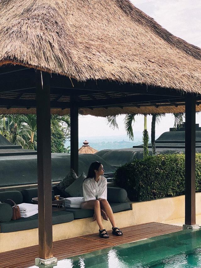 Liburan Bareng Vidi dan Yuki Kato, Ini 7 Potret Enzy Storia di Borobudur