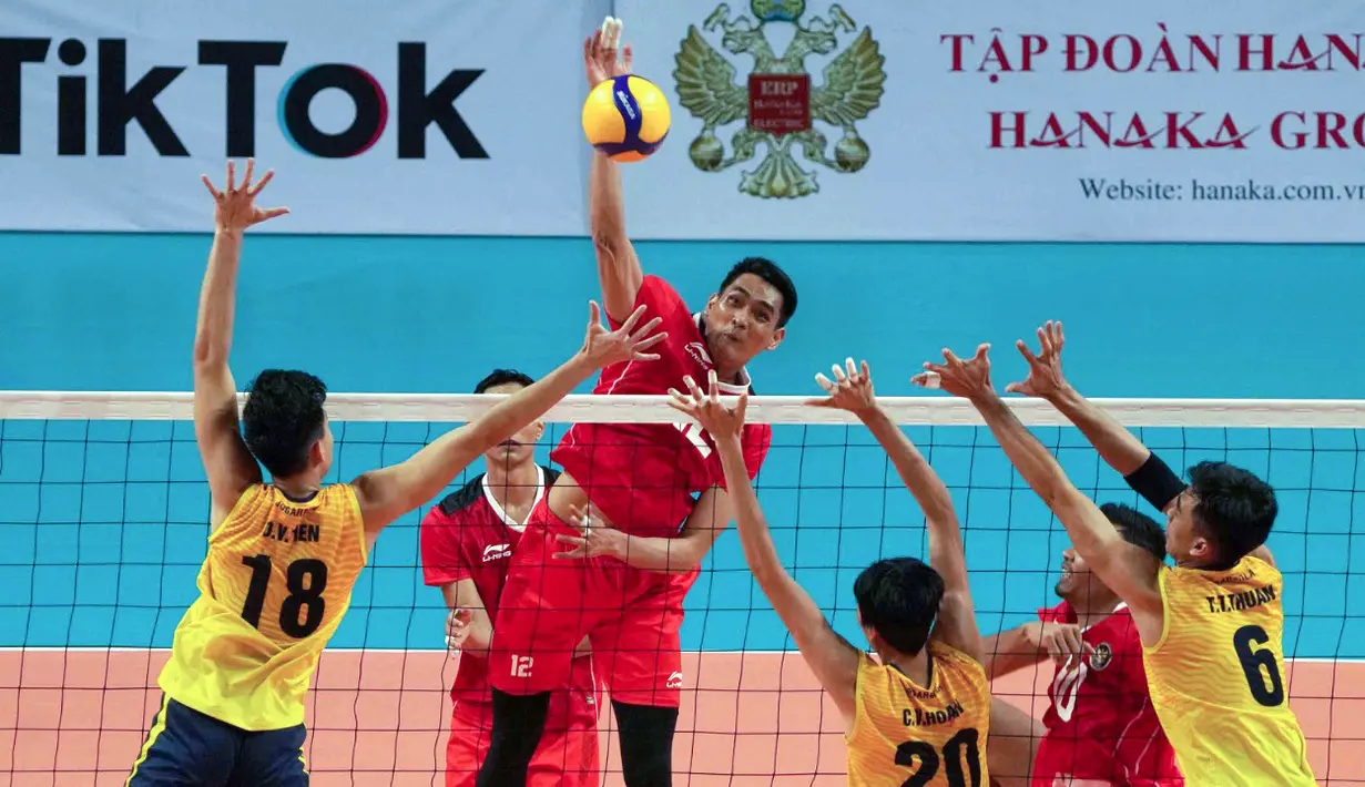 Pemain Timnas Voli Putra Indonesia, Rivan Nurmulki (tengah) melakukan spike pada laga final SEA Games 2021 melawan tuan rumah Vietnam yang berlangsung di Dai Yan Sports Arena, Quang Ninh Vietnam, Minggu, 22 Mei 2022. Skuat asuhan Jiang Jie berhasil menang telak dengan skor 3-0 (25-22, 25-18, dan 25-15). (Foto: Kemenpora/PP SIWO PWI/Erly Bahtiar)