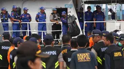 Petugas menurunkan kantung jenasah diduga penumpang pesawat Lion Air JT 610 di Pelabuhan JICT 2, Jakarta, Selasa (30/10). Sejumlah barang ditemukan petugas gabungan dalam operasi pencarian. (Liputan6.com/Helmi Fithriansyah)