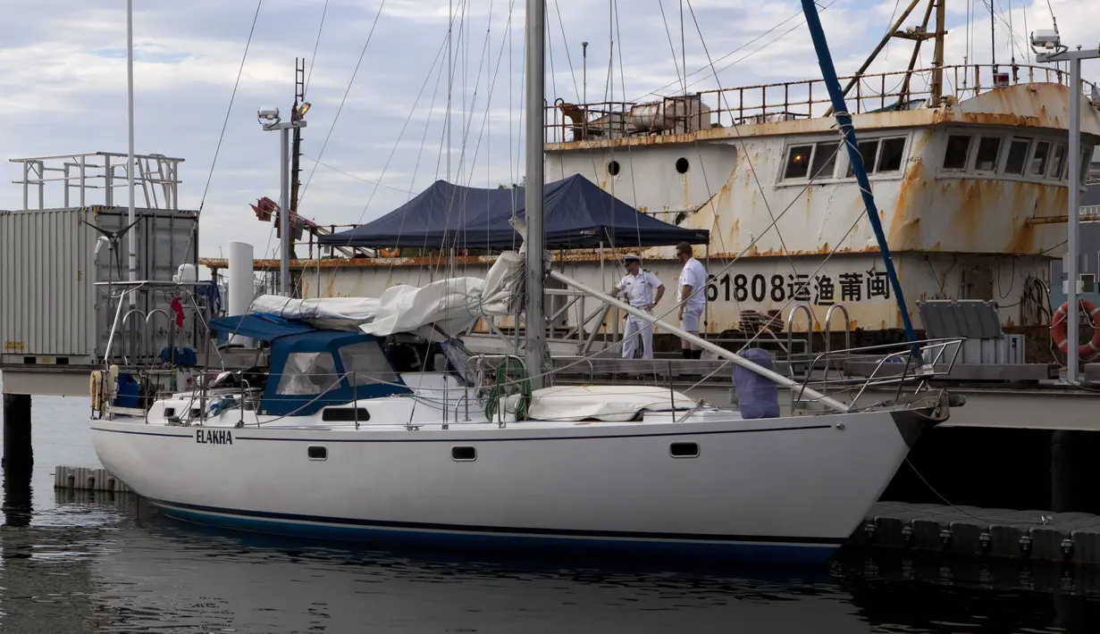 Sebuah yacht (perahu pesiar) yang membawa 1,4 ton kokain di Sydney, Senin (6/2). Enam orang, termasuk lima warga Australia ditangkap dengan tuduhan berkonspirasi dalam penyelundupan obat-obatan terlarang. (STR/Australian Federal Police/AFP)