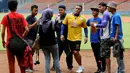 Usai latihan di Stadion GBK Jakarta (3/5/2014, bintang Arema Cronus, Cristian Gonzales langsung diserbu penggemarnya untuk berfoto bersama. (Liputan6.com/Helmi Fithriansyah)