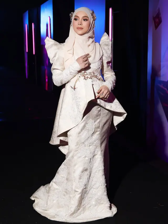 Potret Lesti Kejora dengan Gaun Brokat Muslim Modern saat Menang IMA 2025 (Foto: Instagram @lestikejora)