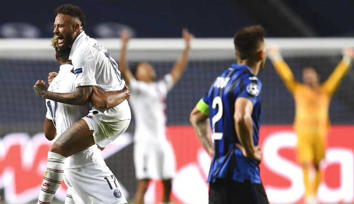 Pemain Paris Saint-Germain (PSG), Neymar dan Maxim Choupo-Moting, melakukan selebrasi usai membobol gawang Atalanta pada laga perempat final Liga Champions di Stadion Da Luz, Rabu (12/8/2020). PSG menang 2-1 atas Atalanta. (David Ramos/Pool,via AP)