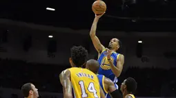 Aksi pemain Warriors Shaun Livingston melewati hadangan para pemain LA Lakers pada laga NBA preseason di Valley View Casino Center, San Dieg, Kamis (20/10/2016). (Reuters/Jake Roth-USA TODAY Sports)