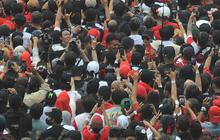 FOTO: Aksi Orasi Politik Ganjar Pranowo Membakar Semangat Ratusan Ribu Pendukung Kampanye Akbar di Stadion Utama Gelora Bung Karno