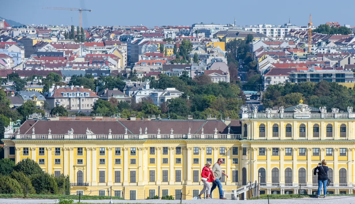 Para pengunjung berjalan-jalan di taman Istana Schoenbrunn di Wina, Austria, pada 21 September 2020. (Xinhua/Guo Chen)