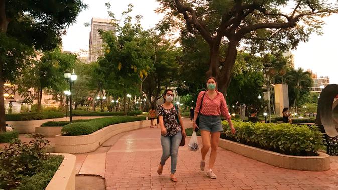 Pengunjung kembali ke taman yang populer saat pelonggaran aturan lockdown di Bangkok, Minggu (3/5/2020). Thailand mulai melonggarkan aturan pembatasan pergerakan orang dan pertemuan setelah diberlakukan beberapa minggu lalu dalam upaya memerangi penyebaran COVID-19. (AP/Tassanee Vejpongsa)