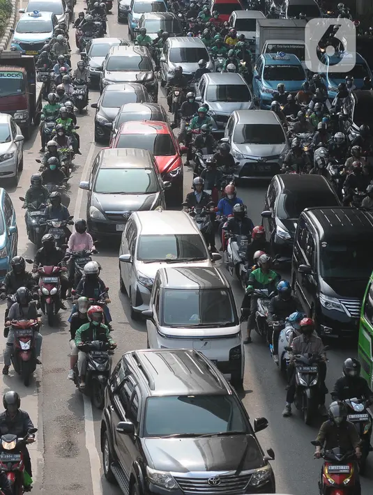 Jika kendaraan bermotor tak lolos uji emisi, maka Polisi akan mengenakan sanksi. (merdeka.com/Imam Buhori)