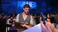 Aktor asal Australia Chris Hemsworth menghadiri acara Men in Black: International Pan-Asian Media Summit Bali di Denpasar, Senin (27/5/2019). Kegiatan itu merupakan rangkaian promo film terbaru yang rencananya akan dirilis pada Juli mendatang. (ANTHONY KWAN/GETTY IMAGES NORTH AMERICA/AFP)