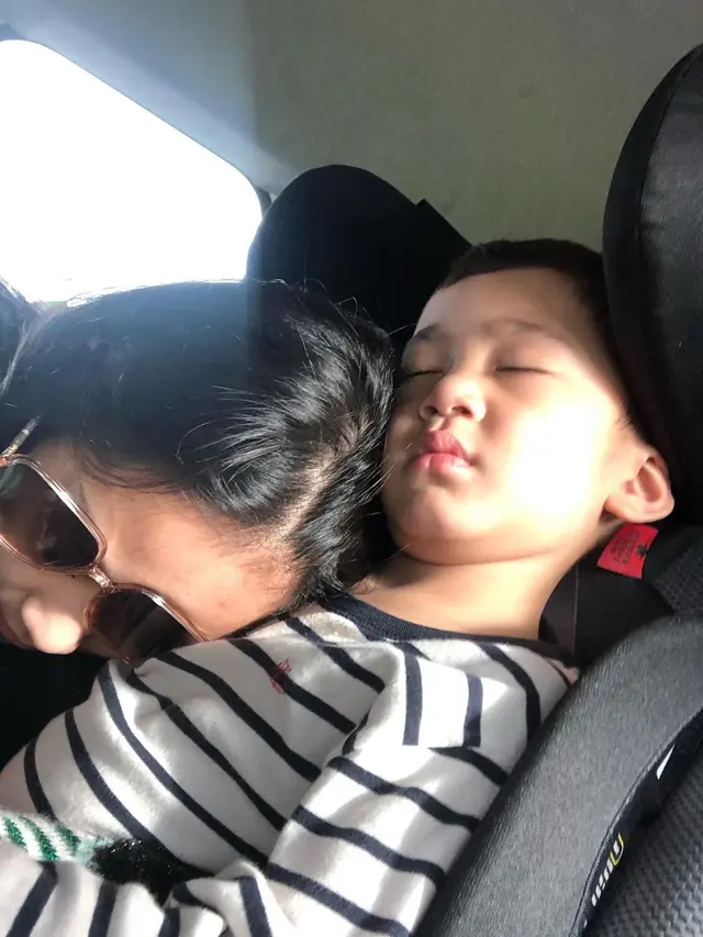 6 Potret Pose Tidur Nagita Slavina yang Tetap Telihat Cantik