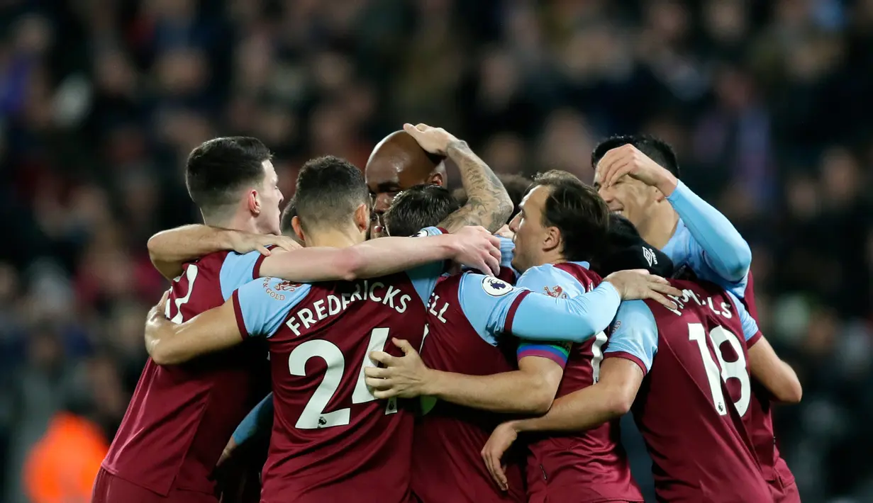 Pemain West Ham United Angelo Ogbonna merayakan dengan rekan satu timnya setelah mencetak gol ke gawang Arsenal pada laga Liga Inggris di London Stadium, London, Inggris, Senin (9/12/2019). Arsenal menang 3-1. (AP Photo/Kirsty Wigglesworth)