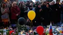 Ribuan orang berkumpul di Place de la Bourse untuk mendoakan korban yang tewas pada serangan bom hari beberapa hari lalu, Brussels, Belgia, 25 Maret 2016. Puluhan orang tewas saat penyerangan teror di Belgia. (REUTERS/Francois Lenoir)