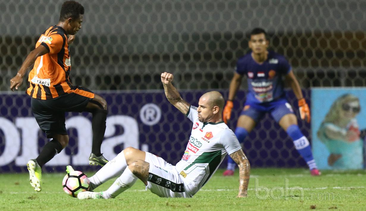 Pemain PS TNI, Talin Facundo menghalau bola dari kejaran pemain Perseru Serui pada laga Liga 1 2017 di Stadion Pakansari, Bogor, Minggu (18/6/2017). PS TNI menang 1-0. (Bola.com/Nicklas Hanoatubun)