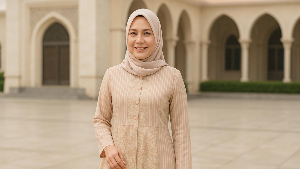 7 Inspirasi Model Gamis Lurik Kombinasi Polos Terbaru untuk Ibu-Ibu Usia 40 Tahun, Desain Elegan dan Cantik