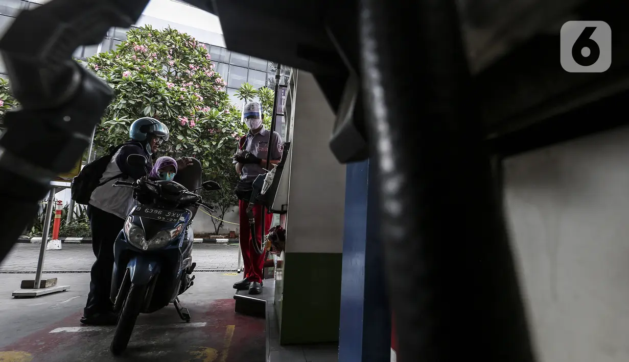 Pengendara sepeda motor mengisi BBM di salah satu SPBU di Jakarta, Senin (4/1/2021). PT Pertamina (Persero) secara resmi menerapkan digitalisasi pada 5.518 SPBU yang tersebar di seluruh Indonesia. (Liputan6.com/Johan Tallo)