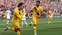Antoine Griezmann menyumbangkan satu gol saat Barcelona menang 4-0 atas Napoli dalam laga pramusim di Michigan Stadium, Minggu (11/8/2019). (AFP/JEFF KOWALSKY)