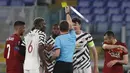 Wasit Felix Brych memberikan kartu kuning kepada bek Manchester United, Aaron Wan Bissaka (tengah) saat melawan AS Roma dalam laga leg kedua semifinal Liga Europa 2020/2021 di Olimpico Stadium, Roma, Kamis (6/5/2021). Manchester United kalah 2-3 dari AS Roma. (AP/Alessandra Tarantino)