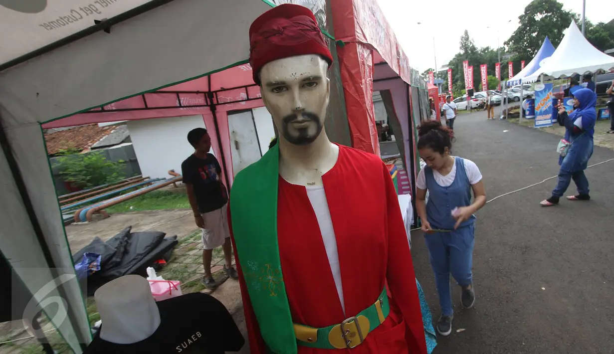 Pengunjung melihat produk yang ditawarkan dalam acara Festival Budaya Betawi Rupa-Rupa Jakarta di Zona A Setu Babakan, Jakarta, Rabu (14/9). (Liputan6.com/Immanuel Antonius)