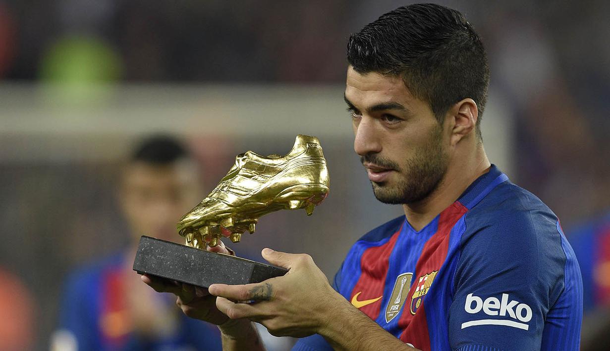 Striker Barcelona, Luis Suarez, menunjukan Sepatu Emas jelang laga La Liga melawan Granada di Stadion Nou Camp, Spanyol, Sabtu (29/10/2016). Suarez meraih gelar ini usai mencetak 40 gol pada musim lalu. (AFP/Lluis Gene)