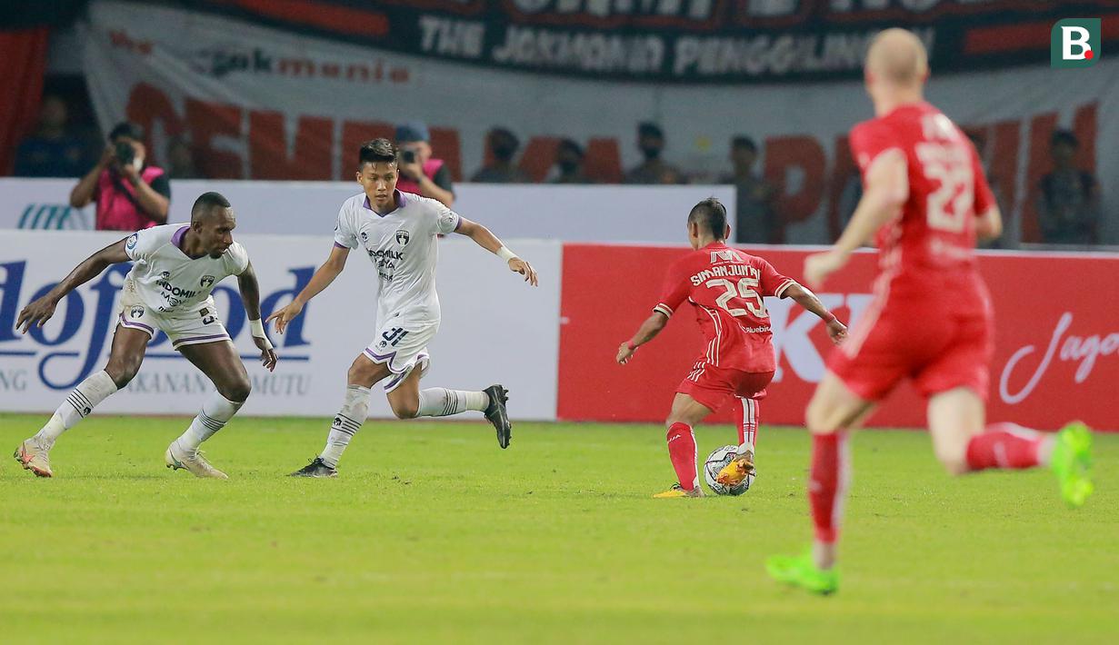 Pemain Persija Jakarta, Riko Simanjuntak, berusaha melewati pemain Persita Tangerang pada laga pekan keenam BRI Liga 1 2022/2023 di Stadion Patriot Candrabhaga, Bekasi, Rabu (24/8/2022). (Bola.com/M Iqbal Ichsan)
