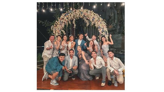 7 Potret Pernikahan Gerald Yohanes dan Mezty Mez, Elegan dan Romantis