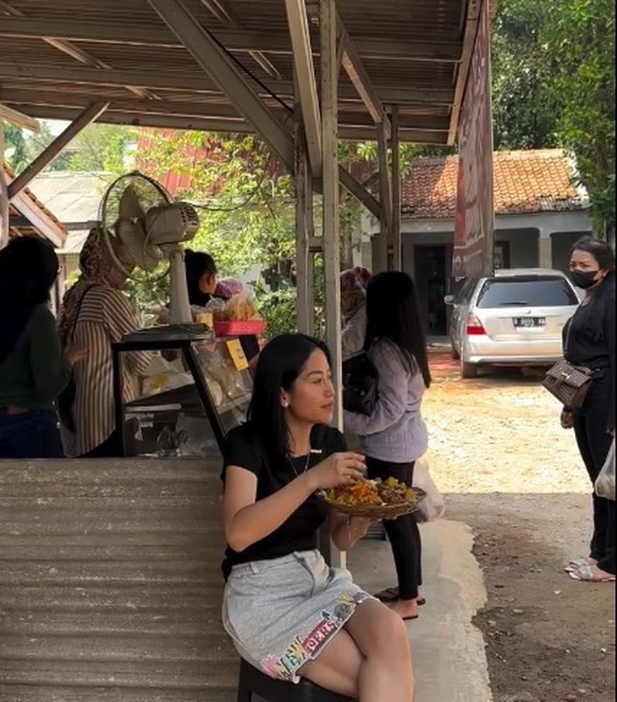 Buka Warung Makanan Sunda, Begini 7 Gaya Eriska Nakesya Istri Young Lex saat Jualan Layani Pembeli