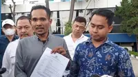 Ketua Aliansi Masyarakat Pecinta Rasulullah (AMPERA), Syahrul Rizal, menyambangi Polda Metro Jaya. Bersama tim kuasa hukumnya guna melaporkan komedian Sule, Mang Saswi san Budi Dalton, atas dugaan kasus Undang Undang Informasi dan Transaksi Elektronik (UU ITE) serta penistaan agama. (Foto: M. Altaf Jauhar)