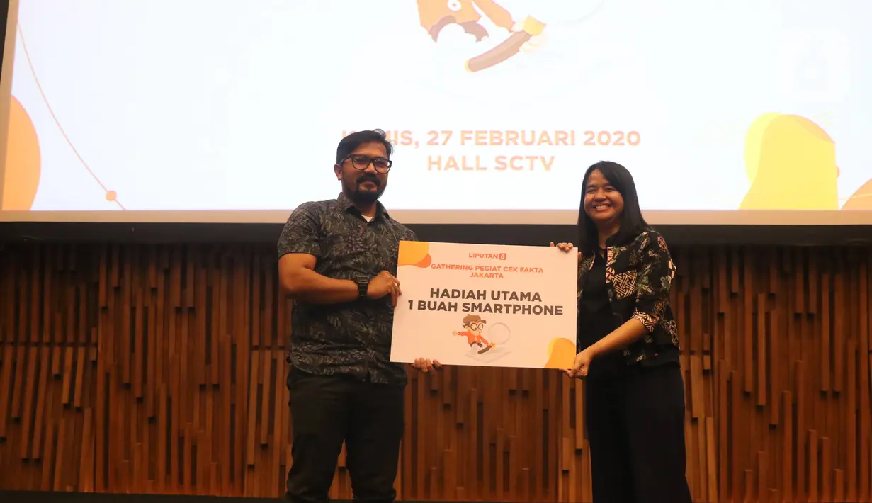 Pemimpin Redaksi Liputan6.com Irna Gustiawati memberikan hadiah secara simbolis kepada pemenang dalam kegiatan fun gathering pegiat cek fakta Jakarta, di SCTV Tower, Jakarta, Kamis (27/2). (Liputan6.com/Angga Yuniar)