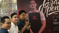 Gibran Rakabuming Raka menemani Kaesang Pangarep yang membuka gerai kopinya yang baru di Jakarta Utara. (Liputan6.com/Putu Merta Surya Putra)