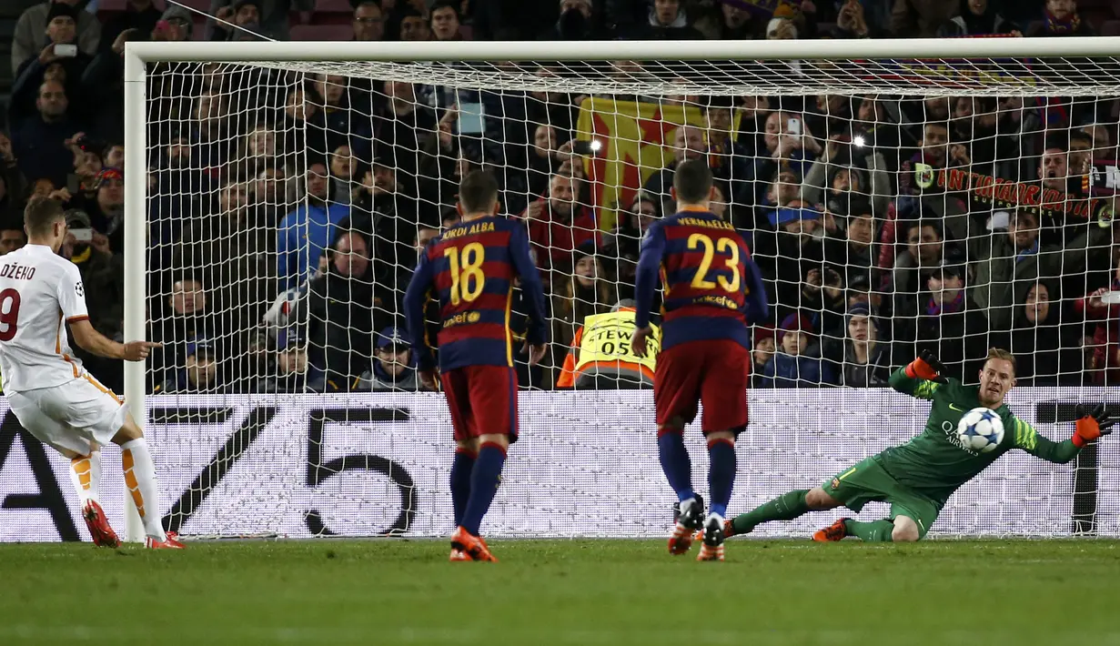 Kiper Barcelona, Andre ter Stegen, menggagalkan penalti striker AS Roma, Edin Dzeko, dalam laga Grup E Liga Champions di Stadion Camp Nou, Barcelona, Rabu (25/11/2015) dini hari WIB. (Reuters/Paul Hanna)