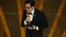 Ke Huy Quan mencium Piala Oscar saat menerima penghargaan kategori Pemeran Pendukung Pria Terbaik di atas panggung Academy Awards ke-95 di Dolby Theatre di Hollywood, California, Minggu (12/3/2023). Ia memulai debut akting di usia yang ke-12 lewat perannya sebagai Short Round dalam film INDIANA JONES AND THE TEMPLE OF DOOM. (AP Photo/Chris Pizzello)